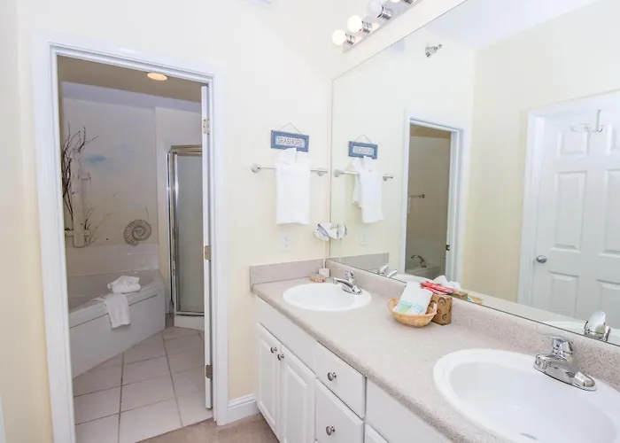 The Lighthouse By Young's Suncoast 3*